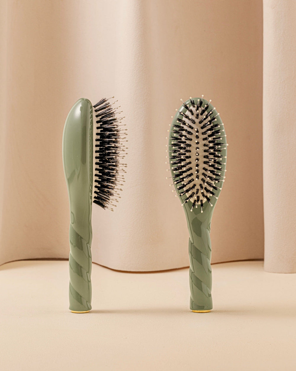 LA BONNE BROSSE N.03 The Small Gentle Scalp Care Hairbrush