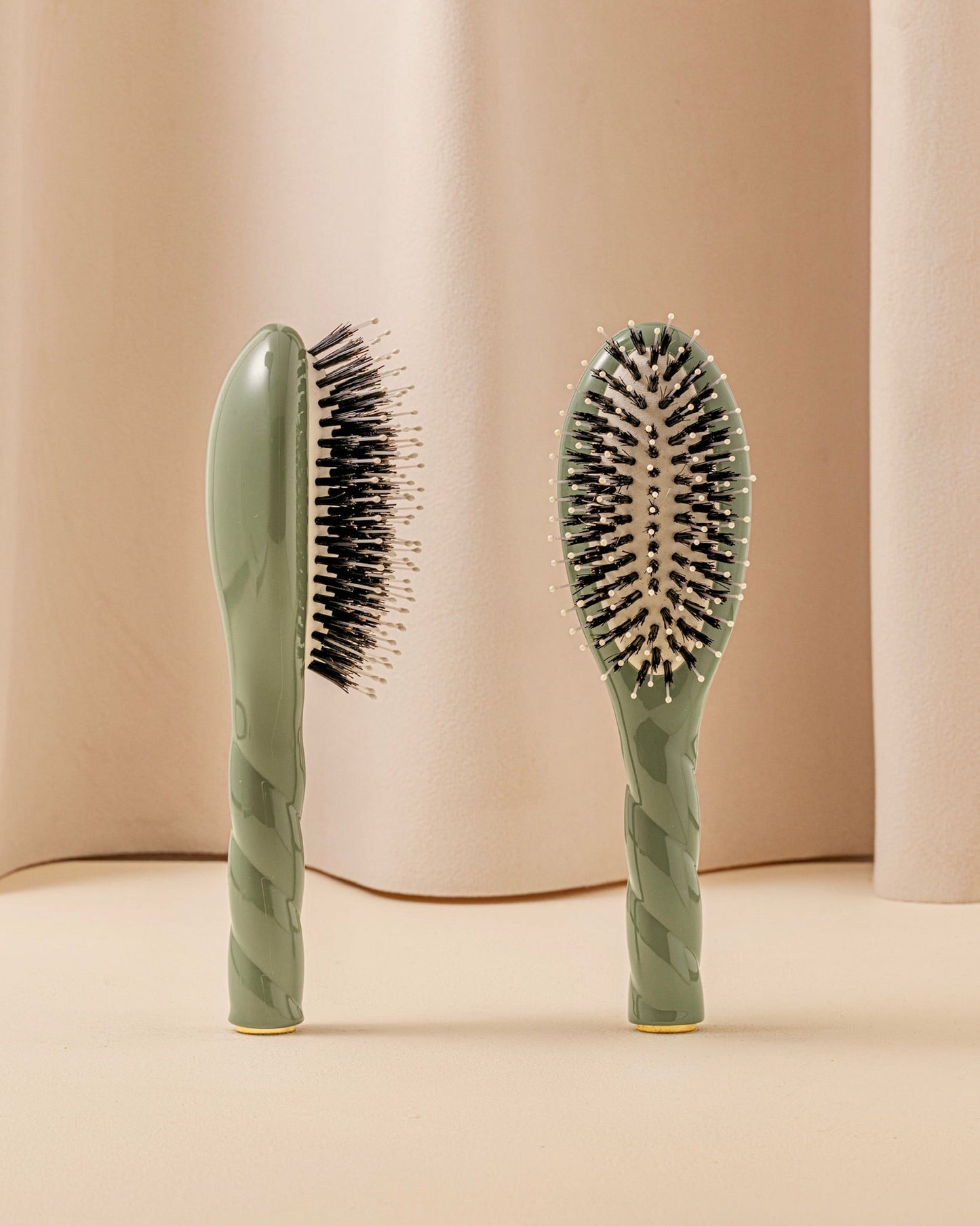 LA BONNE BROSSE N.03 The Small Gentle Scalp Care Hairbrush